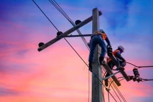 Electrical Line Workers Often Severe Suffer Spinal Cord Trauma and Injuries